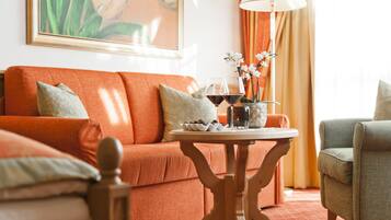 Junior suite, balkon | Een minibar, een kluis op de kamer, een laptopwerkplek, gratis wifi