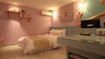 Quarto com cama, mesa de cabeceira, espelho, ar condicionado fixado na parede e estante com objetos decorativos.