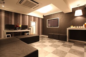 Phòng dành cho gia đình | Khu phòng khách | TV LED 50-inch có truyền hình cáp, TV, máy vi tính 