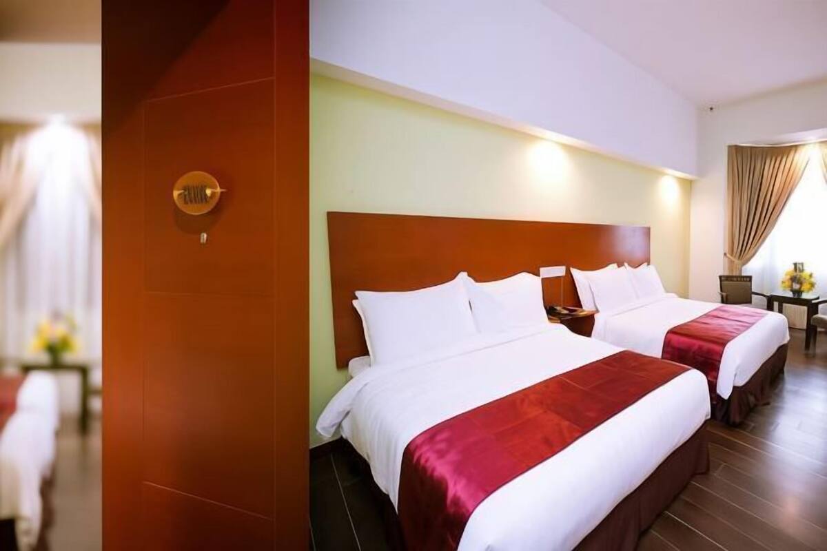 Minibar, brankas, meja kerja, dan setrika/meja setrika