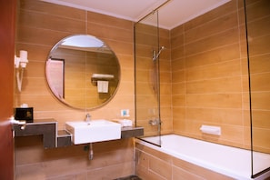 Rainfall showerhead, free toiletries, hair dryer, slippers