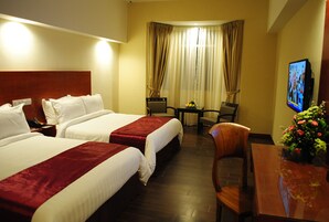 Deluxe Room | Minibar, in-room safe, desk, iron/ironing board