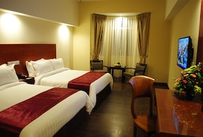 Minibar, coffres-forts dans les chambres, bureau