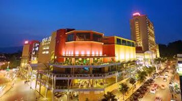 Fachada da propriedade à noite