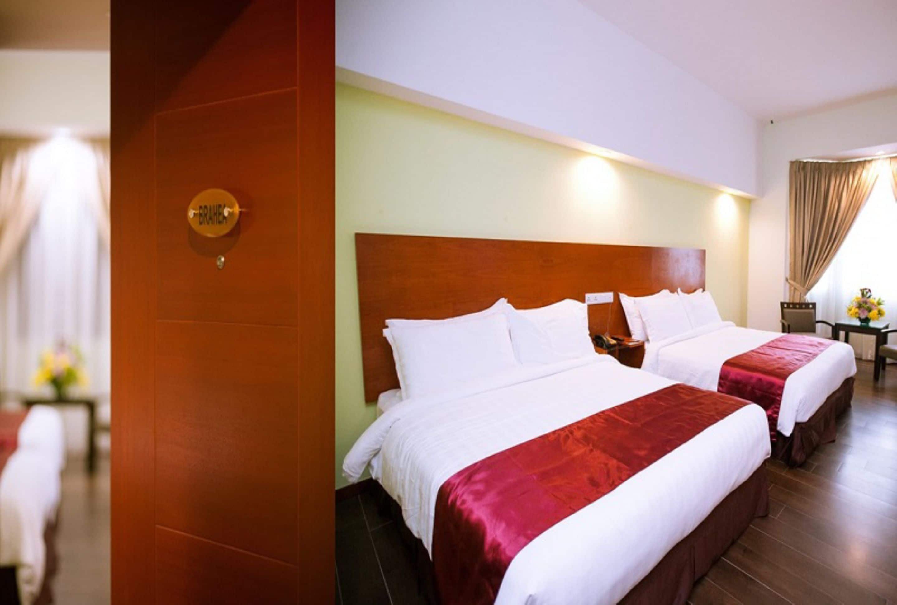deluxe room | minibar, in-room safe, desk, iron/ironing board