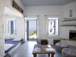 Villa Lefkothea with Sea View & Private Pool | Zona de estar | Una televisión