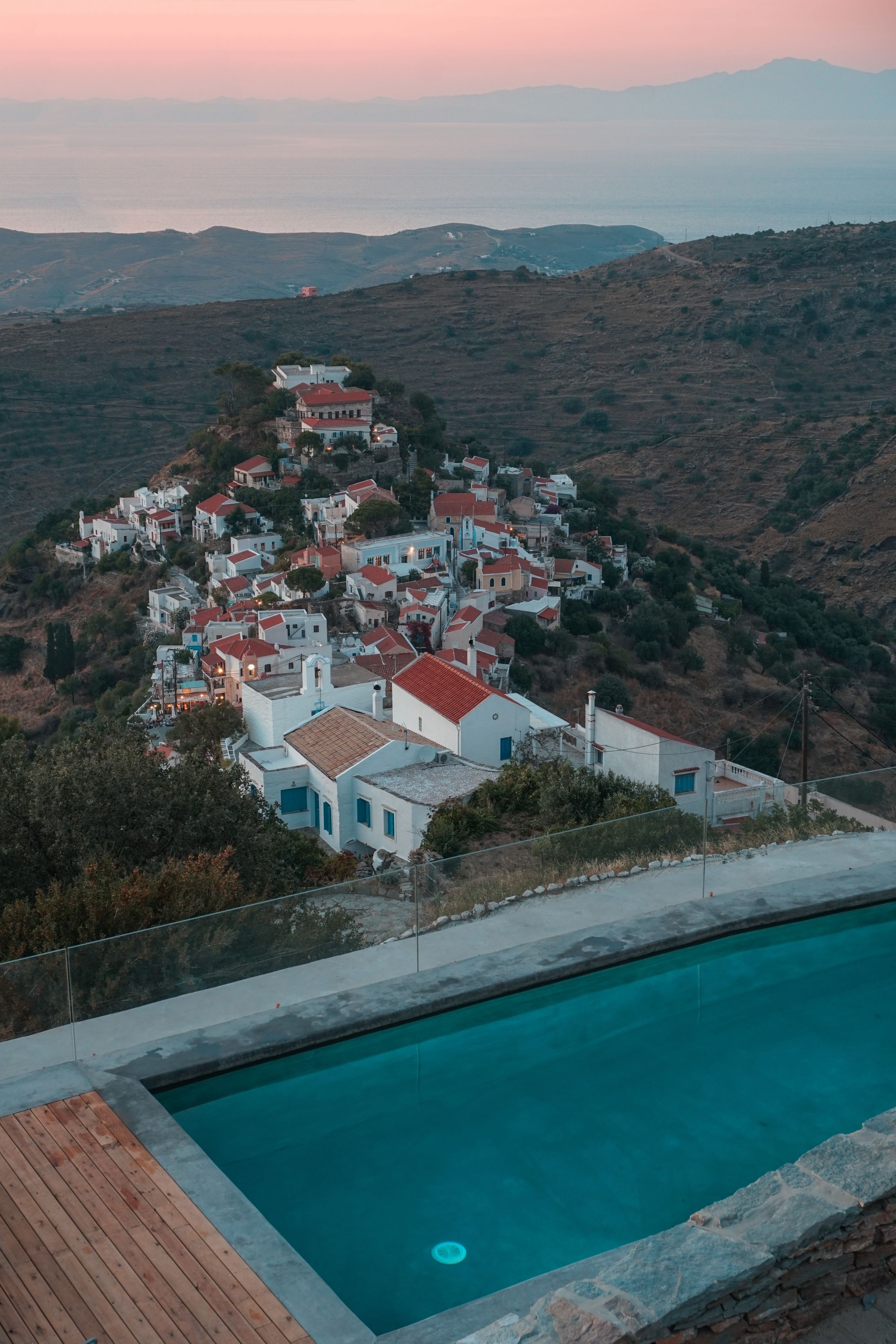Una piscina al aire libre de temporada, sombrillas