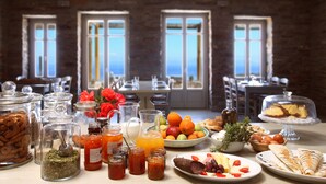 Un bufé de desayuno con diversas opciones de comida y salsas.
