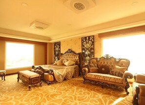 In-room safe, desk, blackout drapes, soundproofing - Hotel Chennai Le Palace (Chennai)