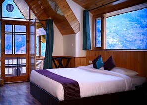 In-room safe, desk, blackout curtains, soundproofing - Hotel Chennai Le Palace (Chennai)
