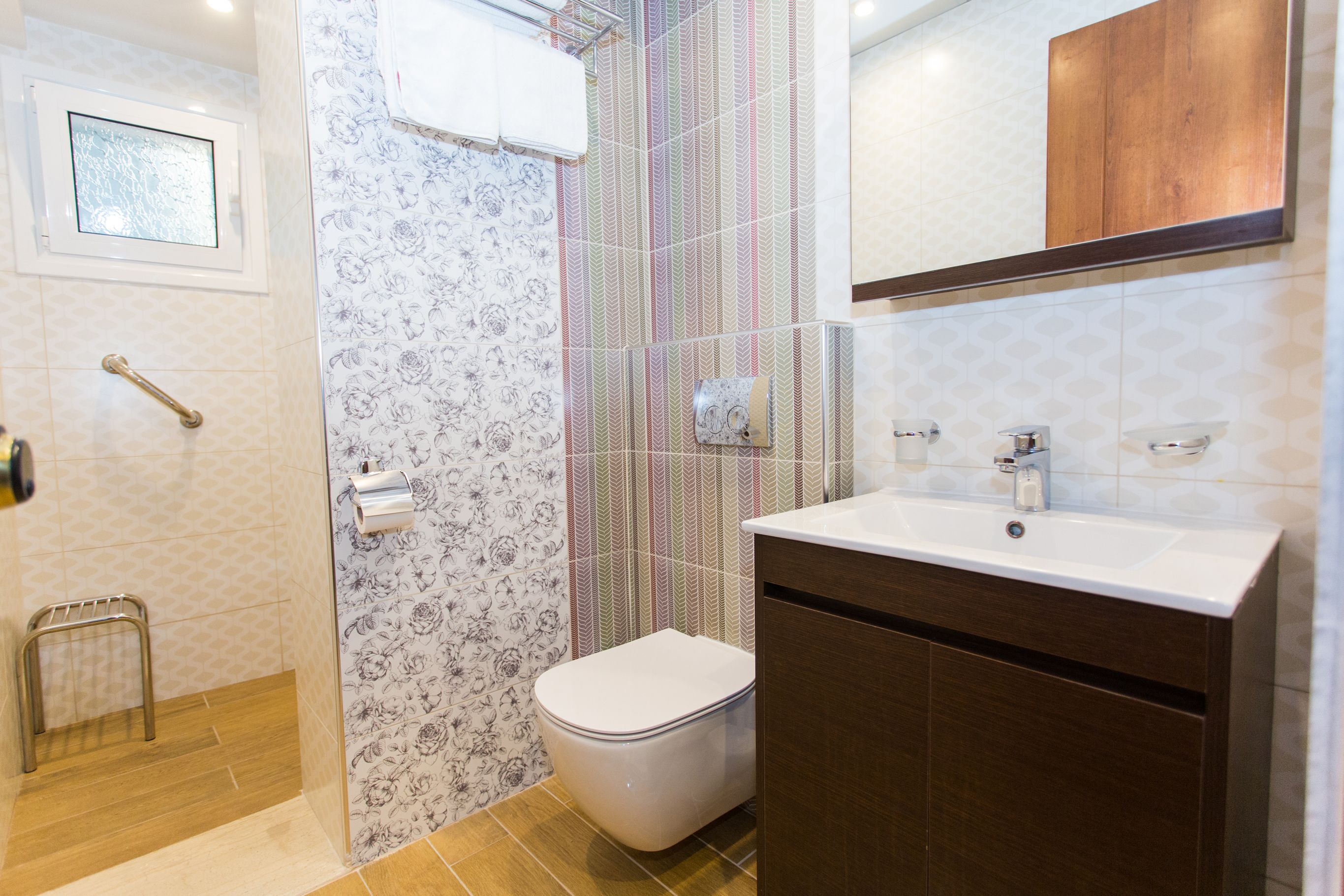 triple room | bathroom | free toiletries, hair dryer, bathrobes, slippers