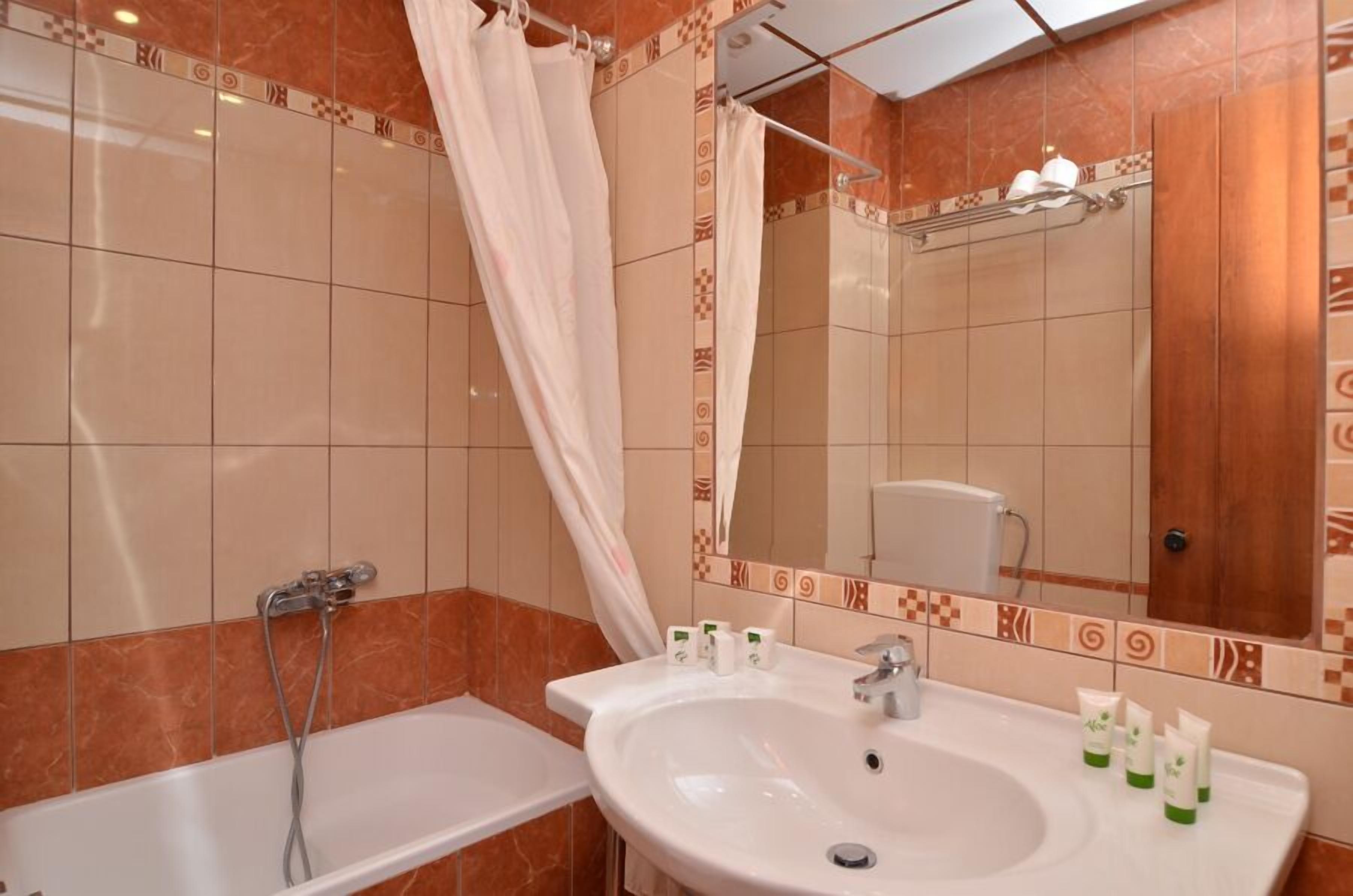 family room, 2 bedrooms | bathroom | free toiletries, hair dryer, bathrobes, slippers
