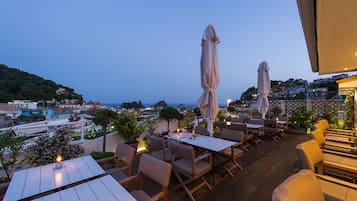 Sarapan dan makan malam dihidangkan, masakan Greek