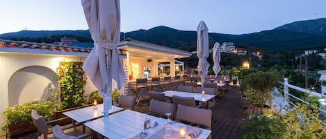 Petit-déjeuner et dîner servis sur place, spécialités Cuisine grecque