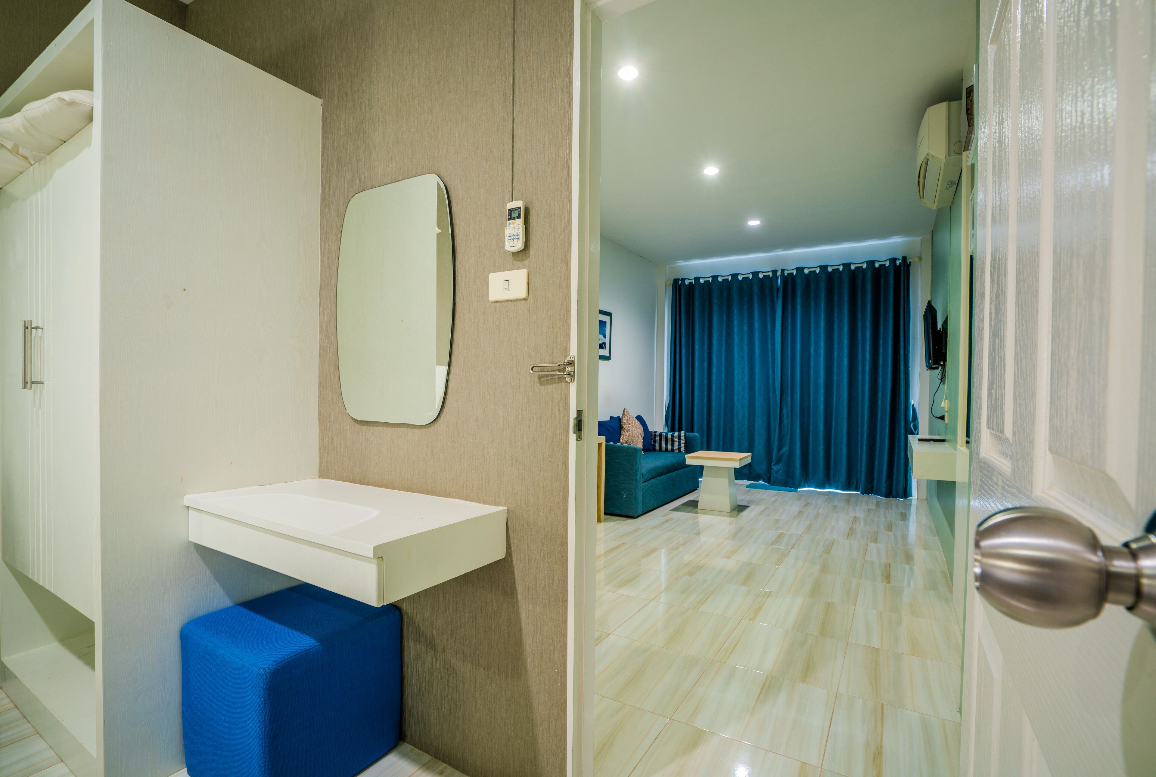 deluxe twin room | desk, soundproofing, free wifi, bed sheets