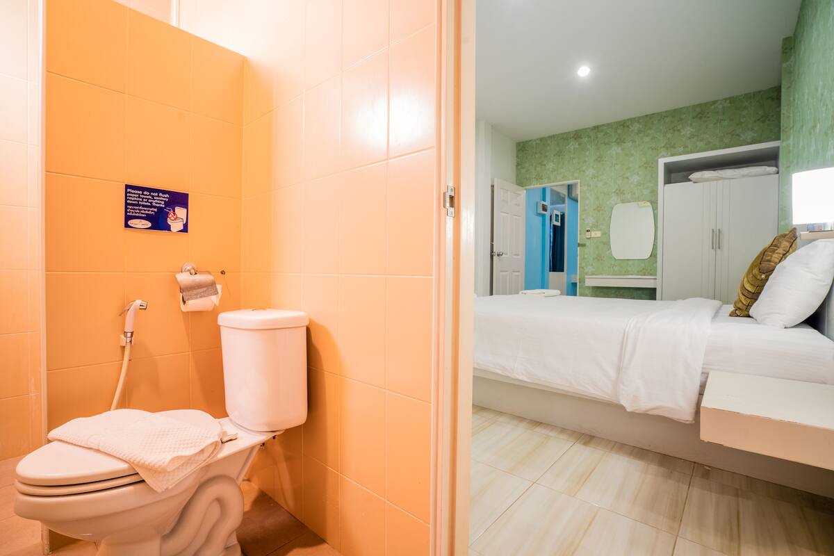 deluxe double room | bathroom | shower, towels, soap, shampoo