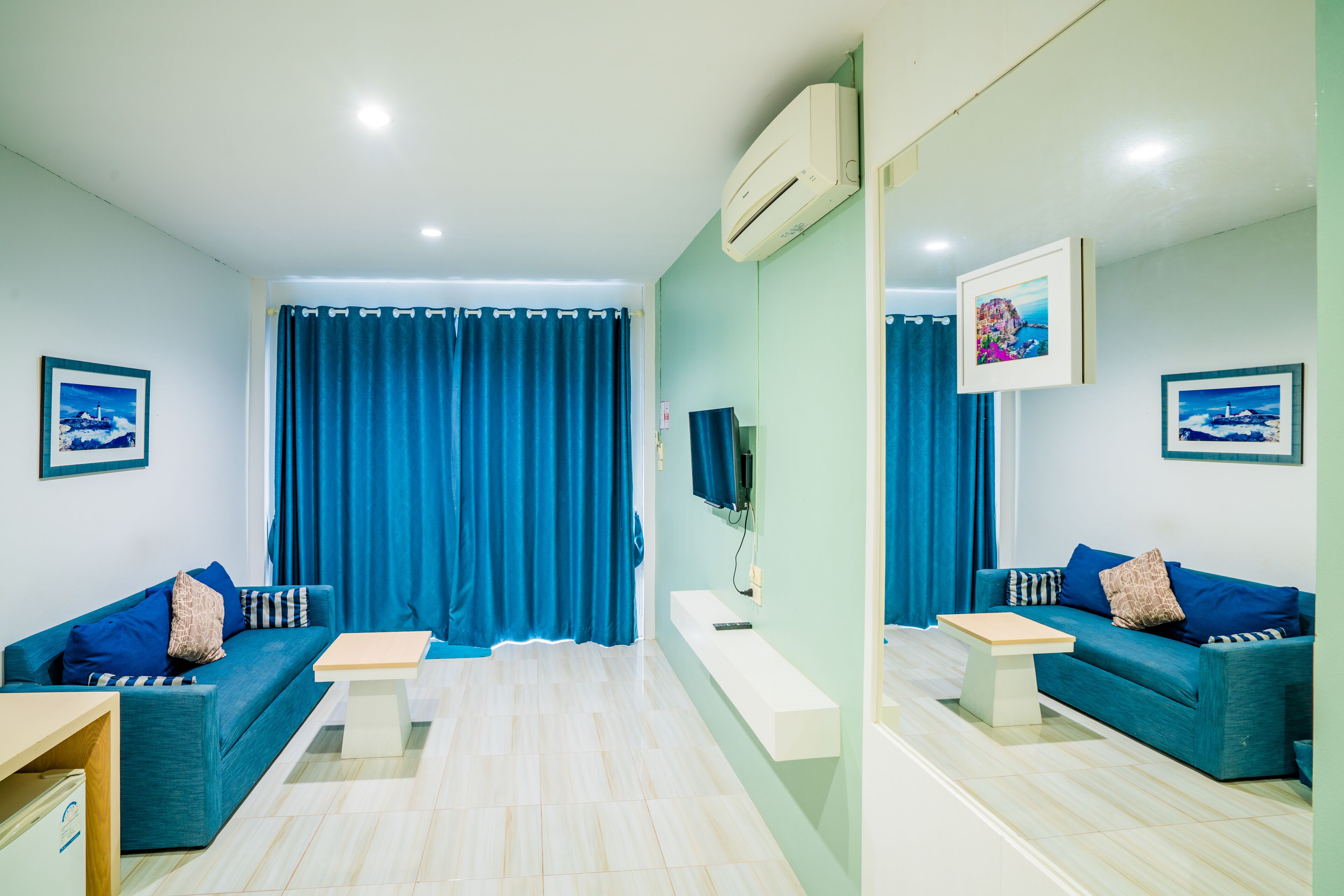 deluxe twin room | living area | 32-inch flat-screen tv with cable channels, tv