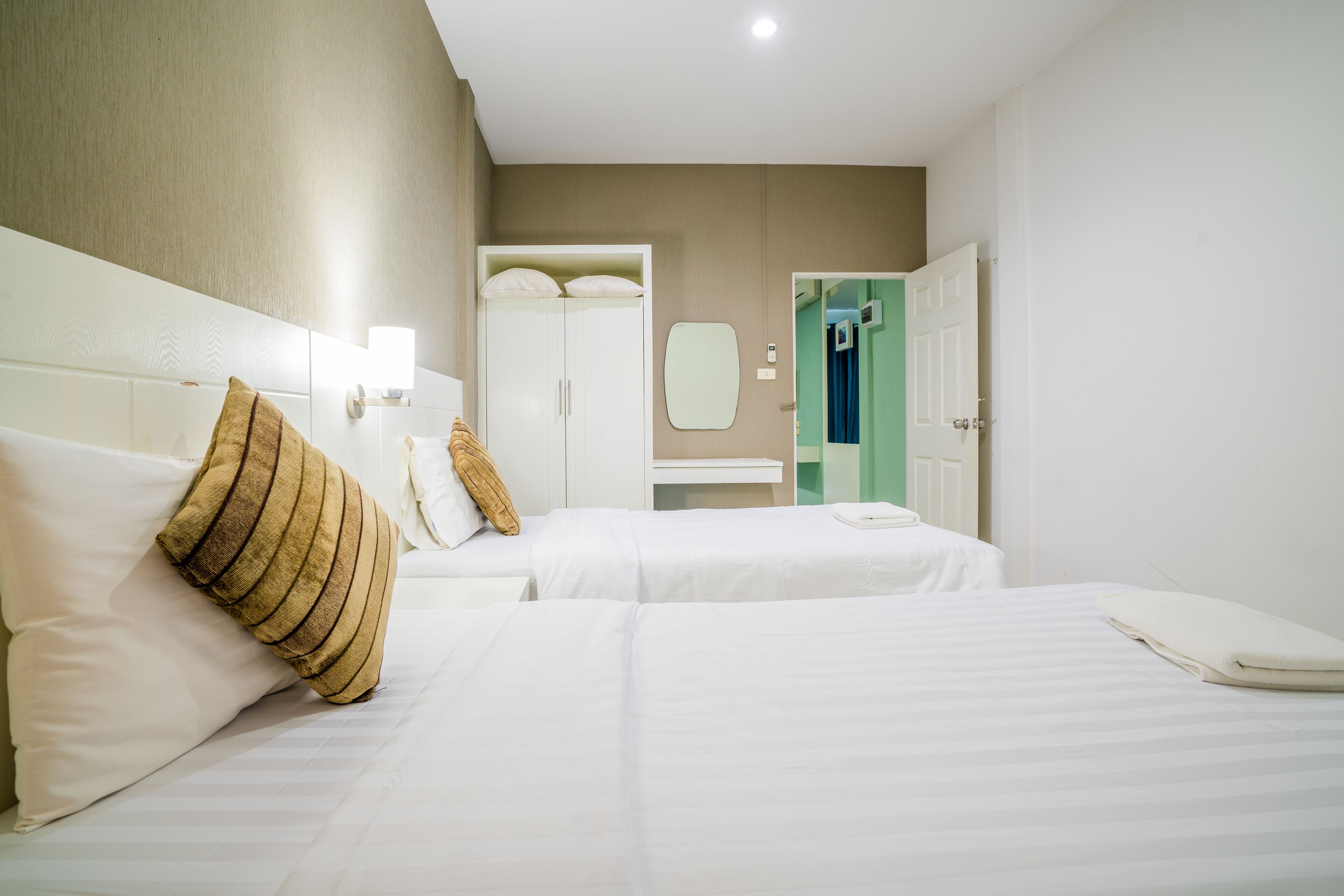 deluxe twin room | desk, soundproofing, free wifi, bed sheets