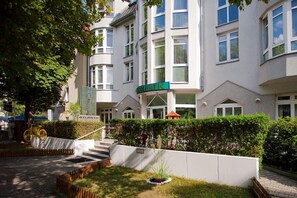A hotel with a sign reading "ATLANTIC HOTEL" and a staircase leading to the entrance. - Hotel Atlantic Berlin (Berlin)