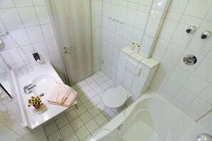 A bathroom with a white sink, toilet, and bathtub. - Hotel Atlantic Berlin (Berlin)