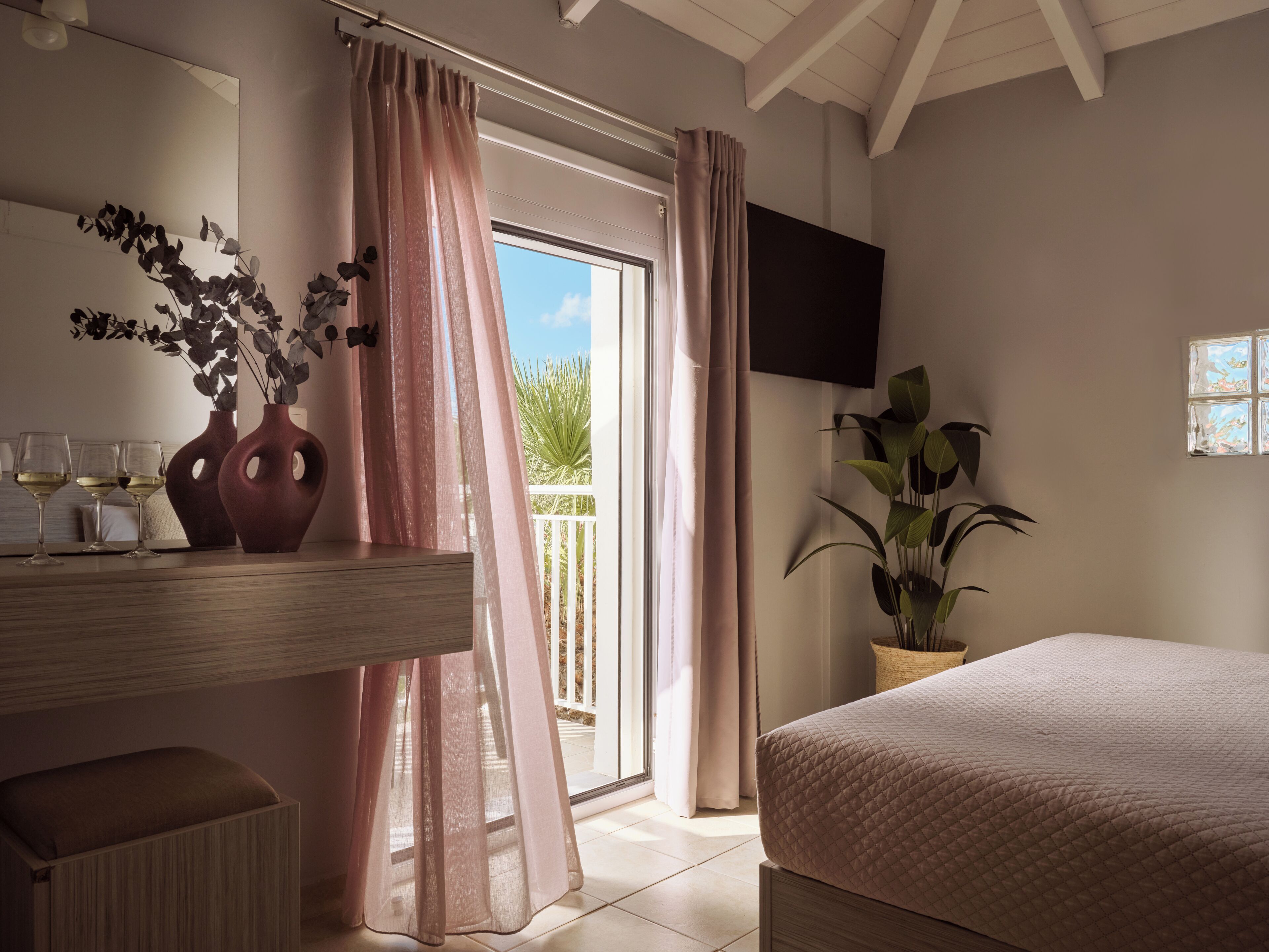 基础双人房 (2 Adults) | 迷你吧、客房内保险箱、遮光窗帘、隔音