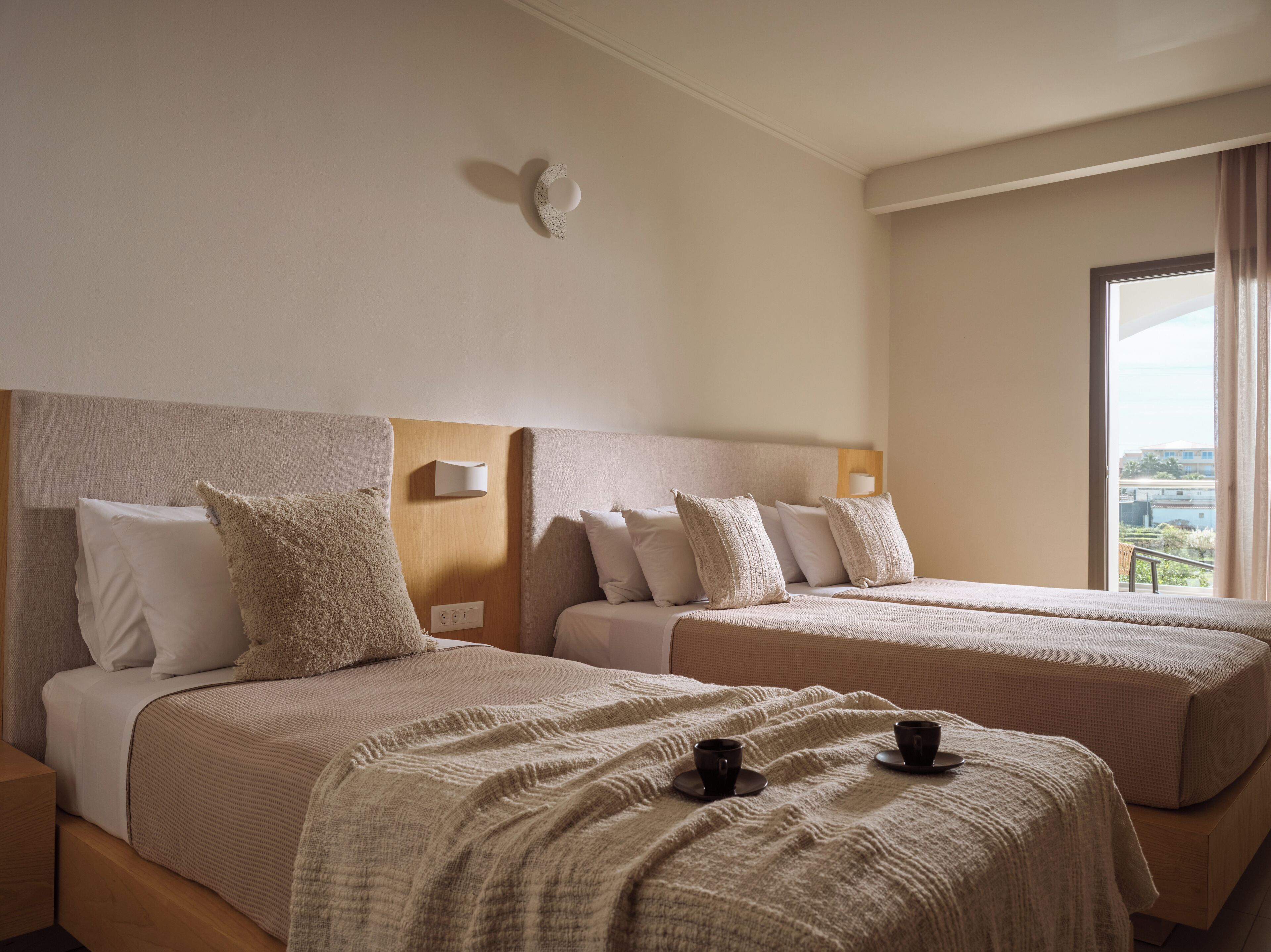 华丽三人房 (for 3) | 迷你吧、客房内保险箱、遮光窗帘、隔音