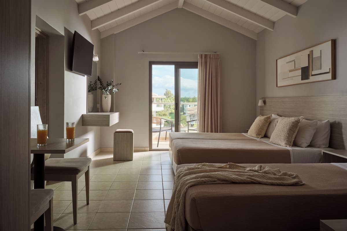 Deluxe Quid | In-room safe, blackout drapes, soundproofing, free WiFi