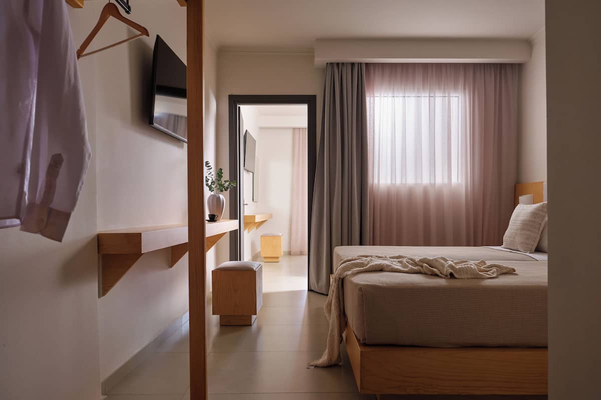 Deluxe Quad | Minibar, in-room safe, blackout drapes, soundproofing