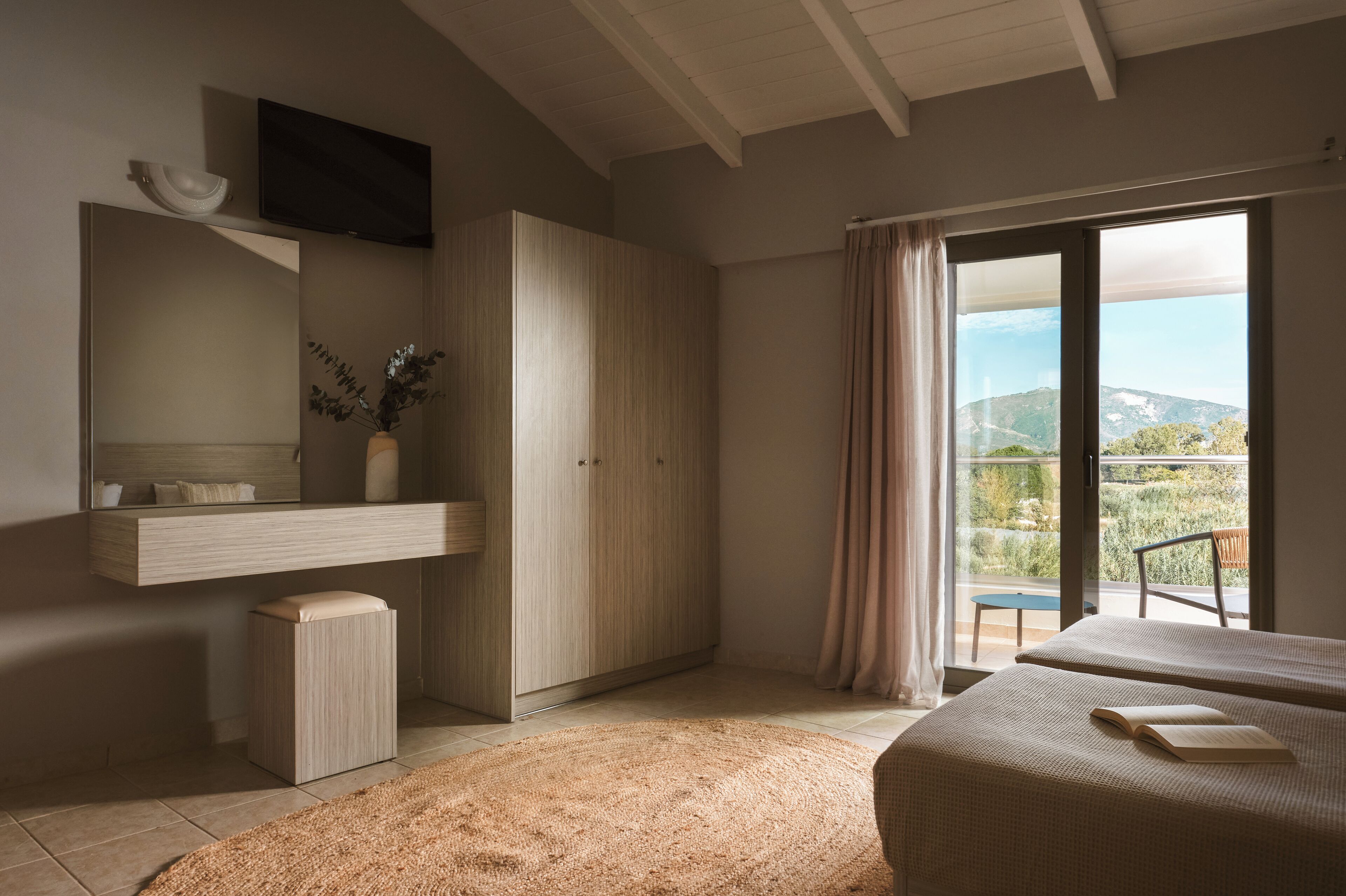 经典双人房 (2 Adults) | 迷你吧、客房内保险箱、遮光窗帘、隔音