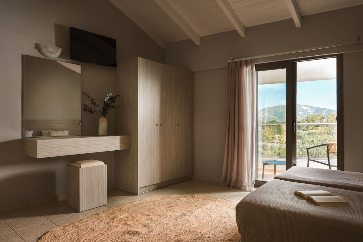 Deluxe Double Mountain View | Minibar, in-room safe, blackout drapes, soundproofing