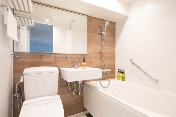 A modern bathroom with a toilet, sink, and bathtub. - HOTEL MYSTAYS Kumamoto Riverside (Kumamoto)