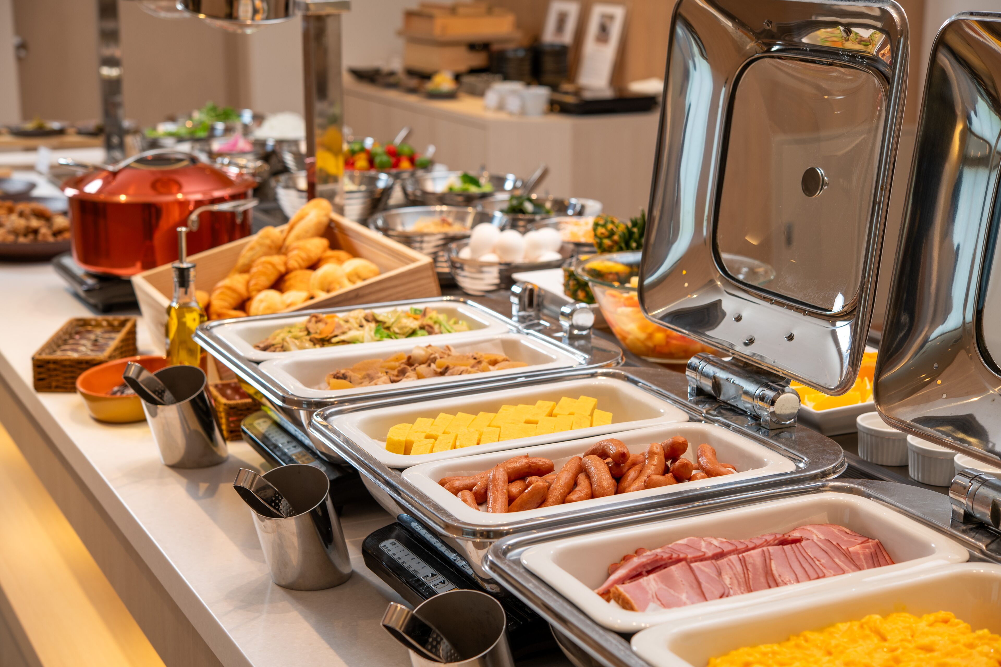 بوفيه فطور يوميًا بتكلفة قدرها (1800 JPY للشخص)