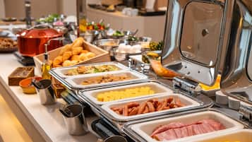 Se ofrece un desayuno bufé (1600 JPY por persona)