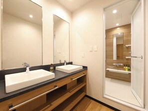 Phòng dành cho gia đình, không hút thuốc (5 bed) | Phòng tắm | Vòi sen/bồn tắm kết hợp, đồ dùng nhà tắm miễn phí, máy sấy tóc 