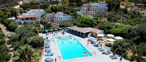 Piscine extérieure, chaises longues