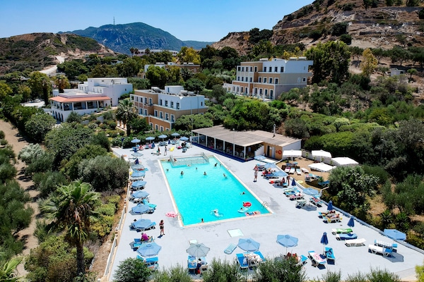 Una piscina al aire libre, tumbonas