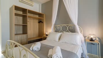 Superior-Doppel- oder -Zweibettzimmer, Meerblick | Schreibtisch, Reisekinderbett, kostenloses WLAN, Bettwäsche