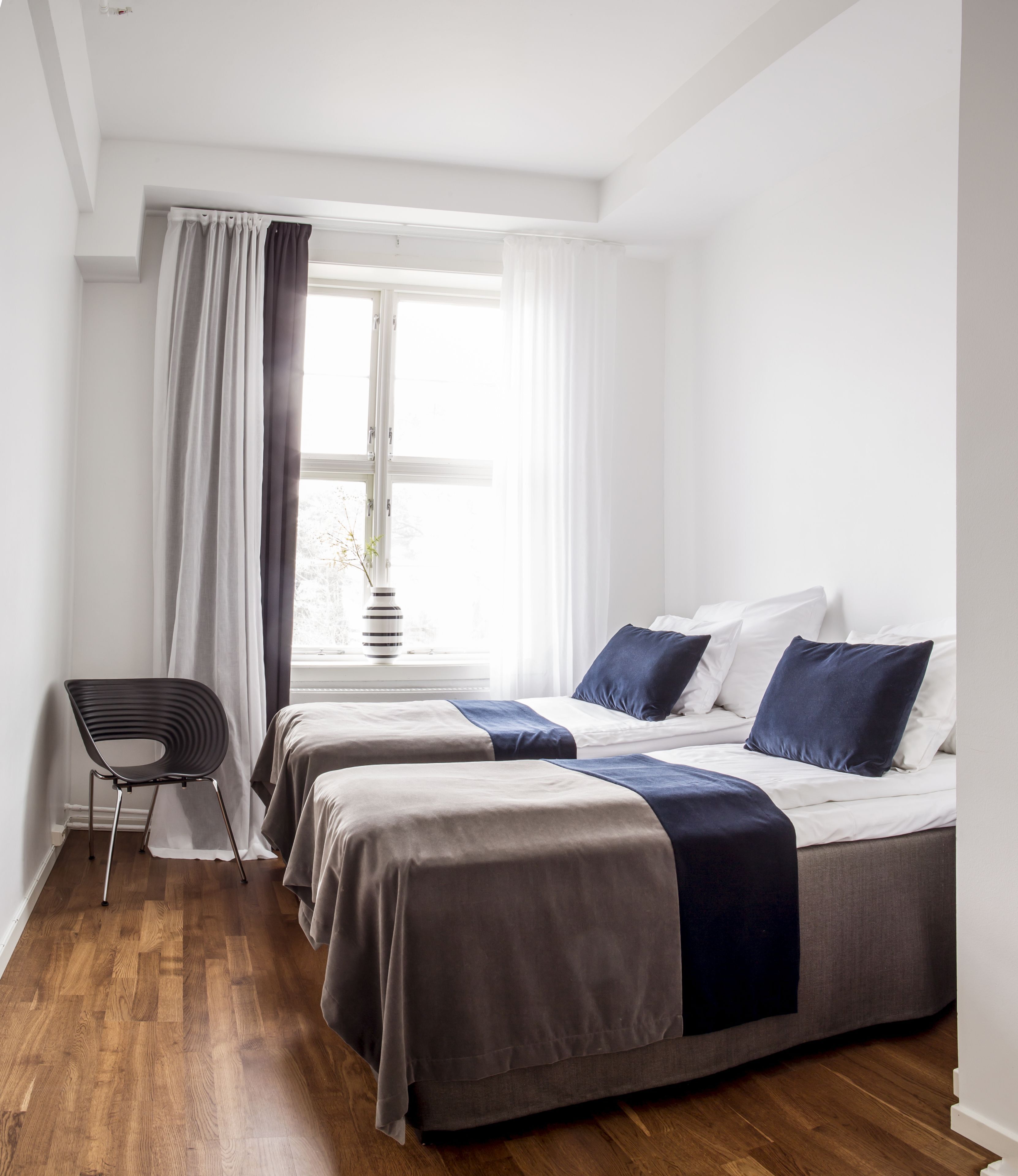 Lit avec matelas à plateau-coussin, bureau, système d’insonorisation