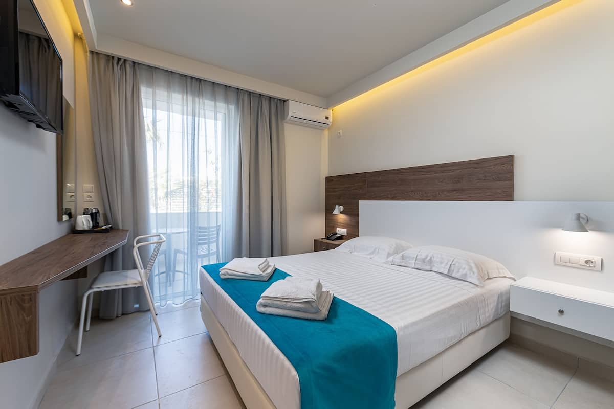 Superior Double Room | Living area | TV