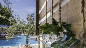 Piscine extérieure, parasols de plage, chaises longues