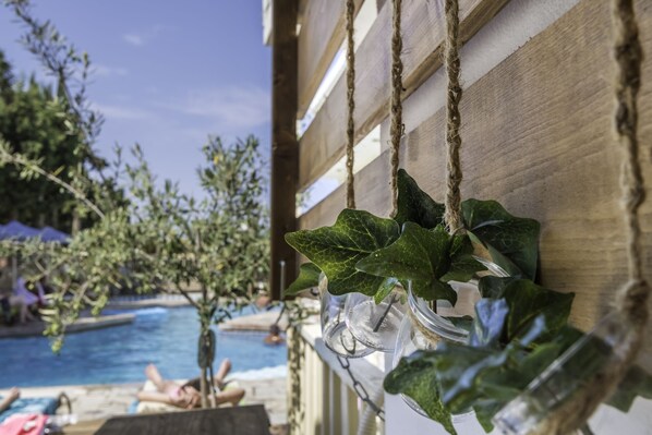 Outdoor pool, pool umbrellas, sun loungers - Sunny day's Hotel Apartments (Kos)