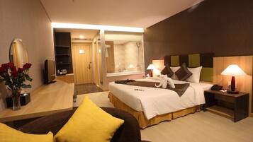 Une chambre d’hôtel avec un lit, une table de chevet, une lampe et un miroir.
