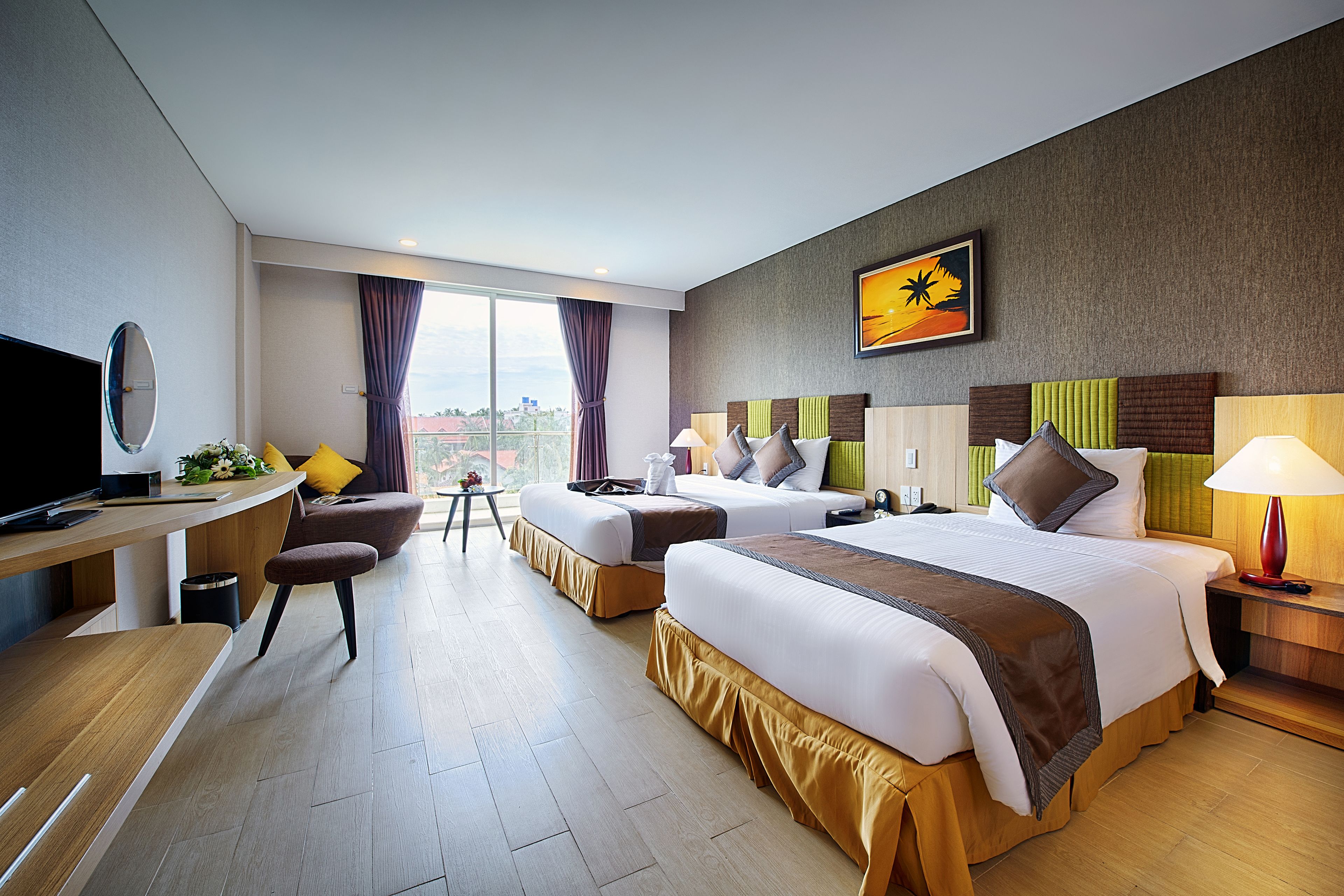 Una habitación de hotel moderna con una cama grande, un escritorio, una silla y un televisor.