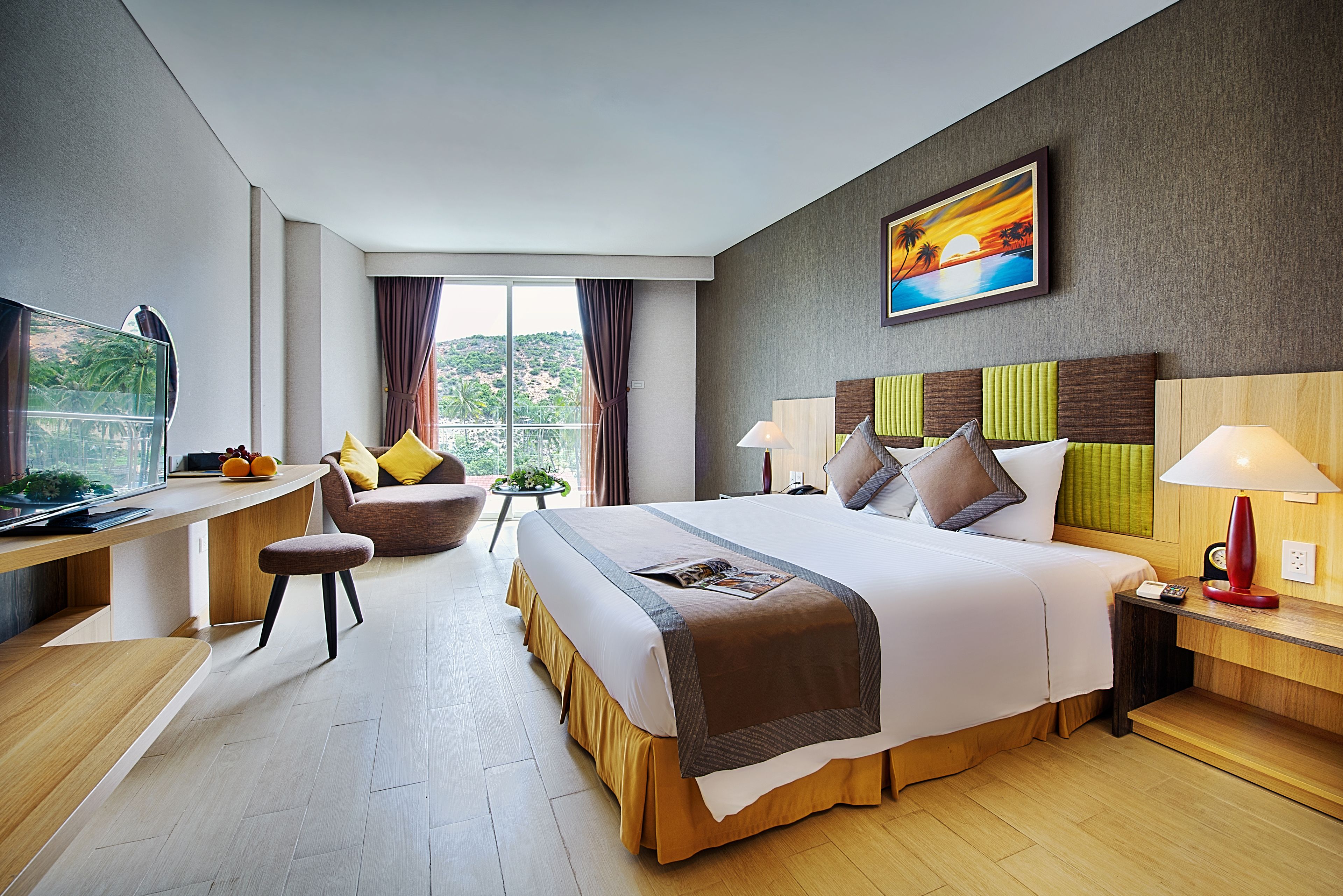 Premium bedding, down comforters, minibar, in-room safe