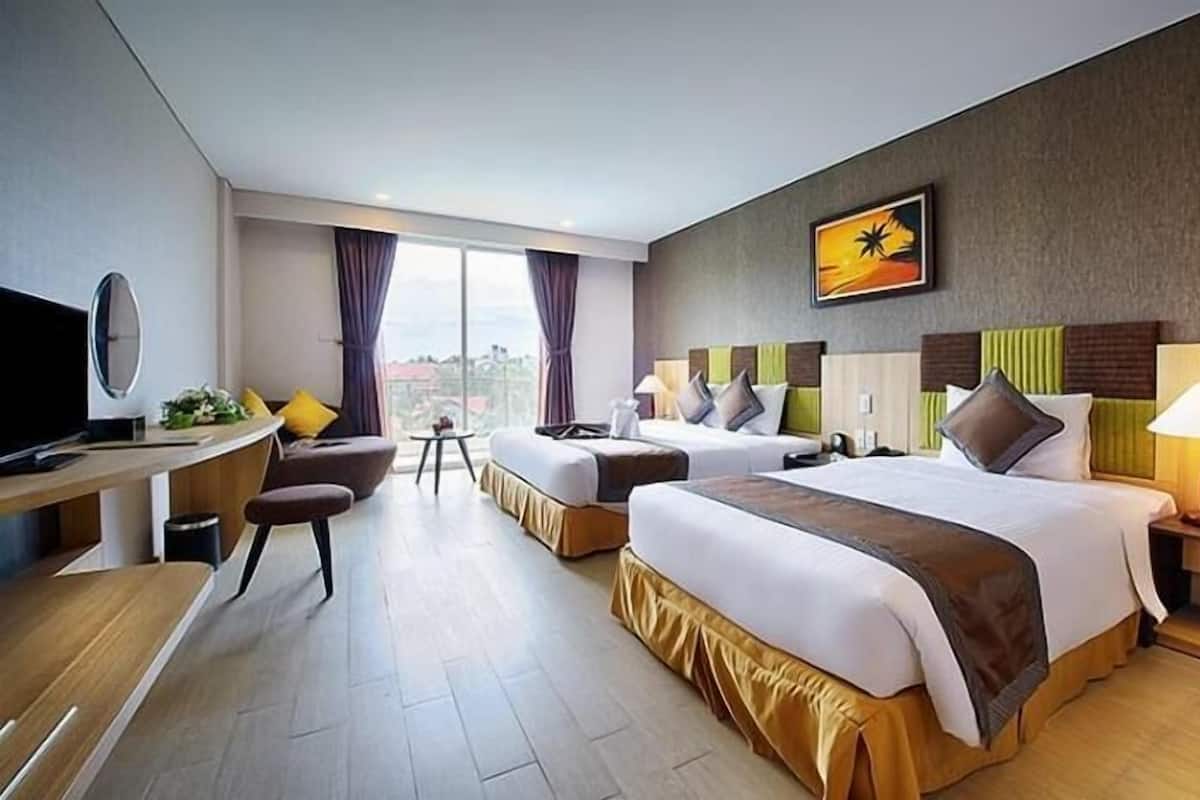 Premium bedding, down comforters, minibar, in-room safe