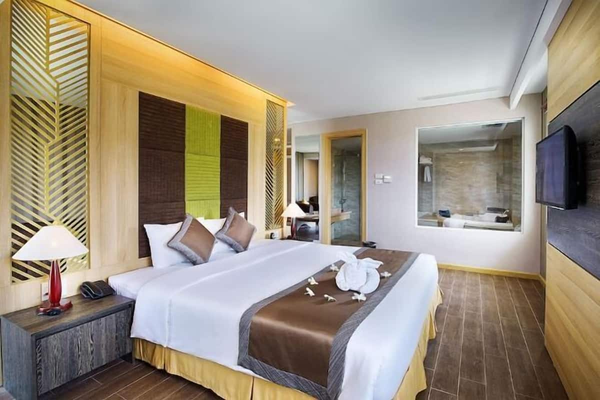 1 bedroom, premium bedding, down comforters, minibar