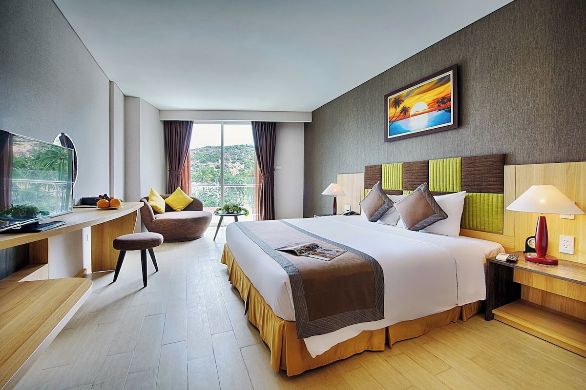 Premium bedding, down comforters, minibar, in-room safe