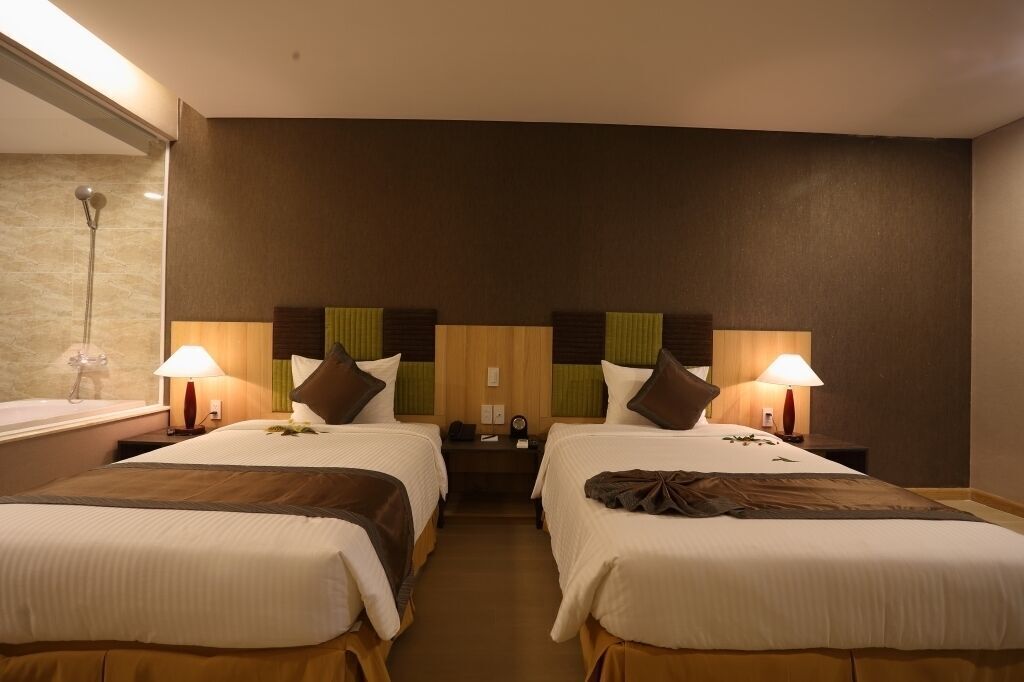 Roupas de cama premium, edredons de pluma, frigobar, cofres nos quartos