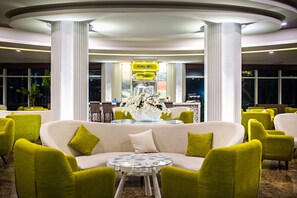 2 barer/lounger och bar vid poolen