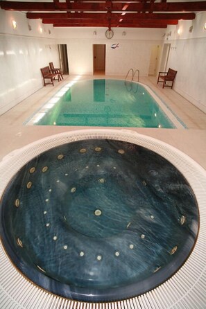 Indoor spa tub